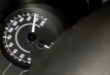 Skermgreep van ’n sosialemedia-video waarin ’n voertuig glo teen 180 km/h bestuur word.