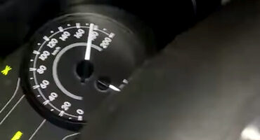 Skermgreep van ’n sosialemedia-video waarin ’n voertuig glo teen 180 km/h bestuur word.