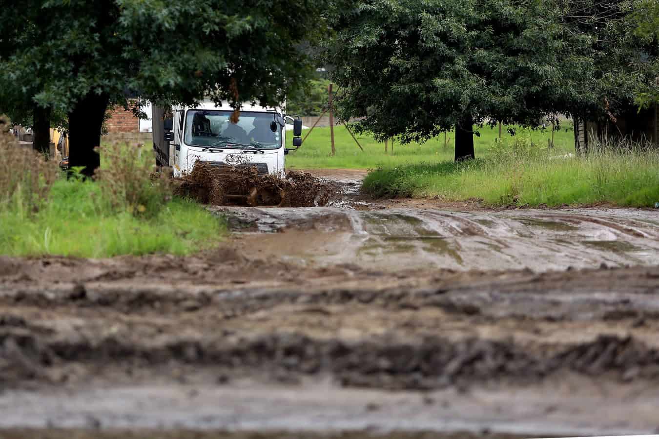 Vragmotor ry deur moddergevulde en beskadigde paaie in Ermelo.