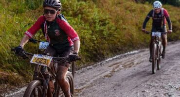 Lauwrens Marais van Hoërskool Ermelo met modder op sy gesig tydens Sabie Classic MTB-wedren