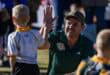 Ignus Van Rooyen ondersteun jong spelers langs rugbyveld in Ermelo