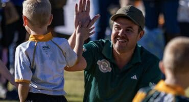 Ignus Van Rooyen ondersteun jong spelers langs rugbyveld in Ermelo