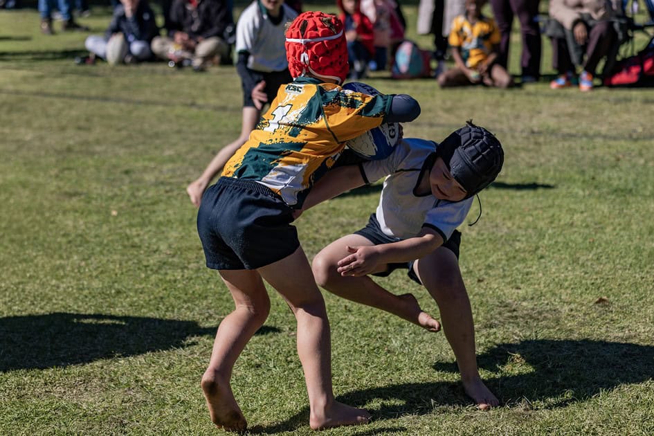 Colin Odendaal duik laag om Danie Strydom te stuit in rugbywedstryd