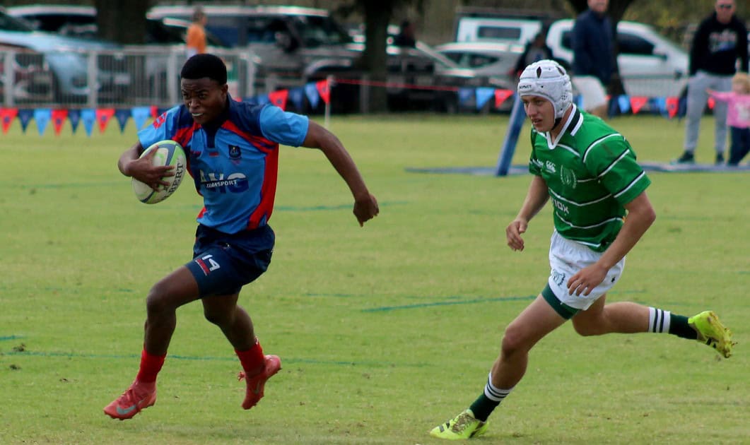 Ndumiso Dhlamini in aksie teen sy teenstander tydens ’n rugbywedstryd