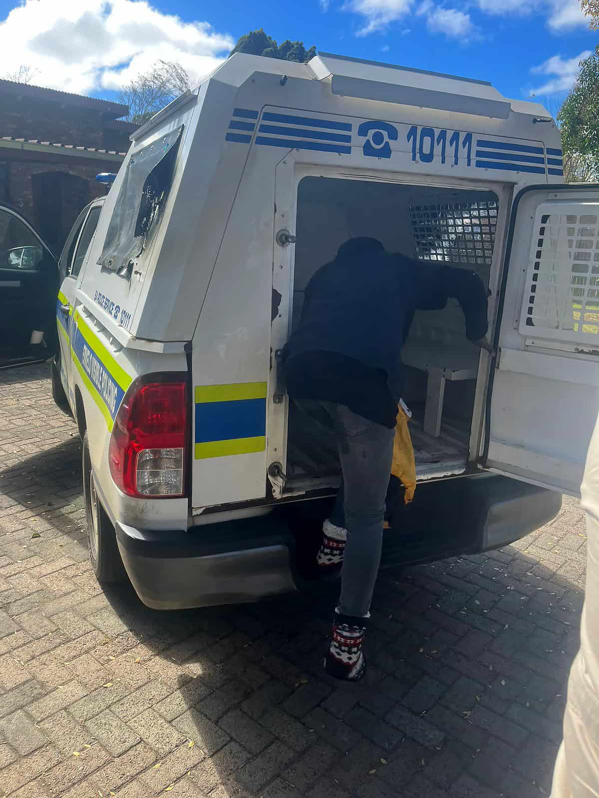 Verdagte vrou klim in ’n SAPD-vangwa in Ermelo