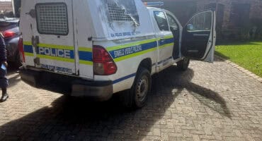 SAPD-bakkie in Jansenstraat, Ermelo, ná ’n inhegtenisname
