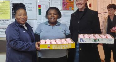 Theressa van der Walt saam met Portia Mbatha en Miriam Simelane by SAVF Huis Ermelo met kolwyntjies