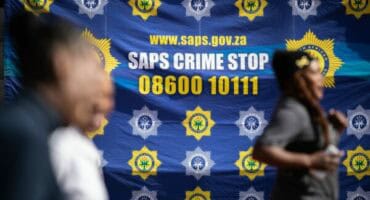 Polisie-banier met Crime Stop besonderhede en nommers.