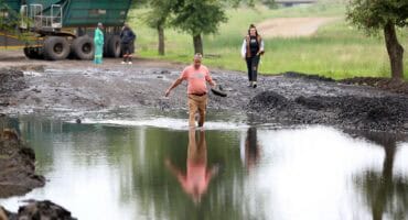 Inwoner wys waterdiepte in slaggat tydens padprotes Ermelo