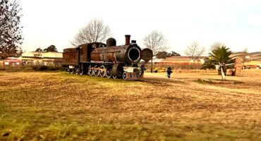 Die man wat volgens inwoners gereeld by die ou trein in Borderstraat gesien word, klim uit die trein.