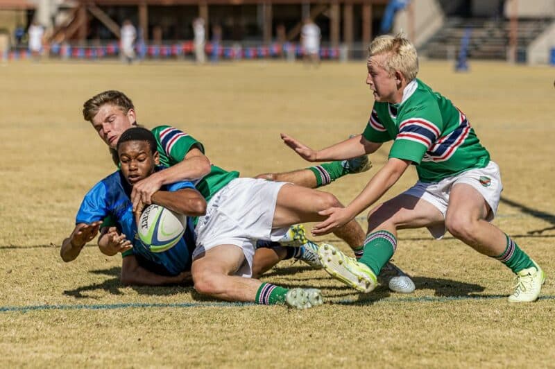 Thabiso Nkgapelo van Ligbron probeer deur drie Pietersburg-verdedigers breek.