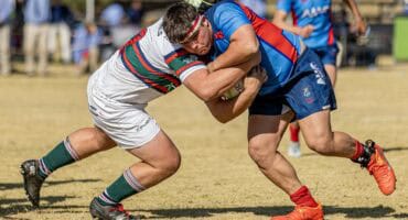 WP Human van Ligbron Akademie vir Tegnologie in aksie teen Hoërskool Pietersburg voordat hy die veld met 'n besering verlaat het.