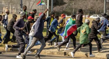 Large crowd runs towards the Msukaligwa Municipality’s entrance.