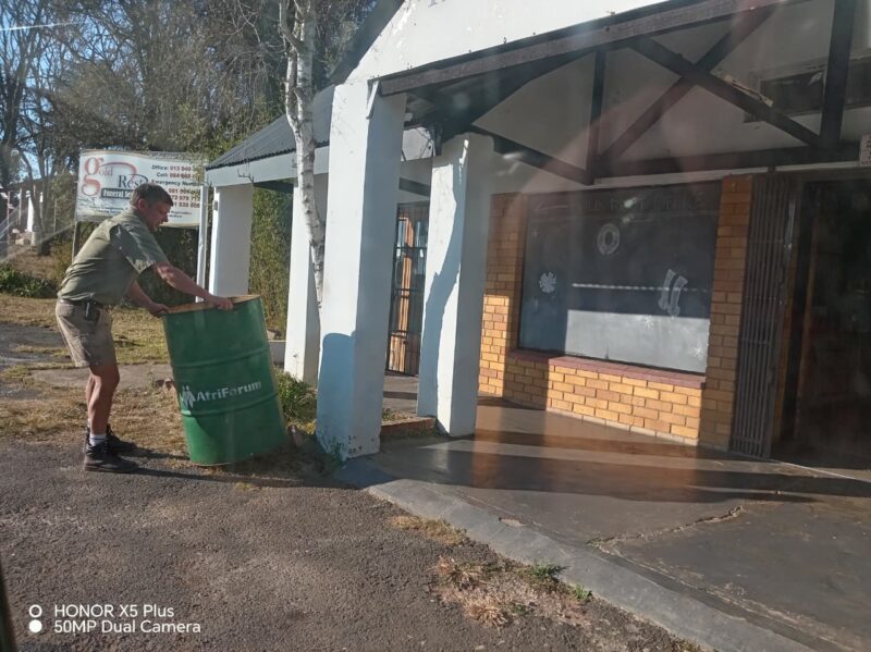 Reuben van den Heever plaas 'n AfriForum-vullisdrom in Chrissiesmeer.