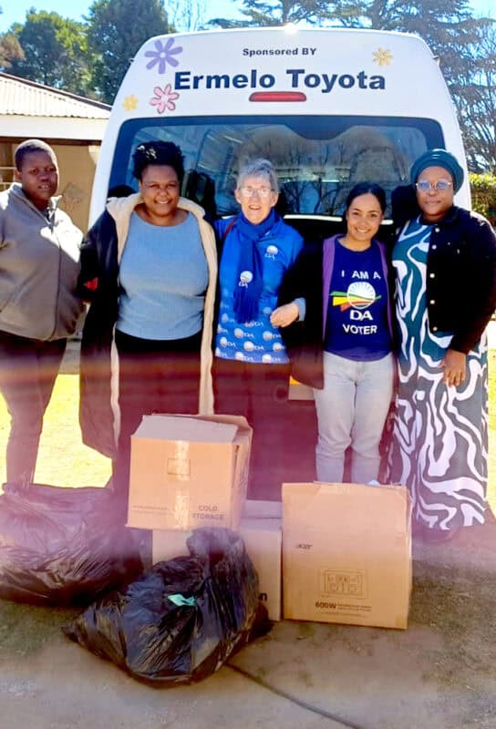 DA constituency head Janice Conradie and Hannah Peachey hand over a clothing donation at the CMR Child and Youth Care Centre in Ermelo.