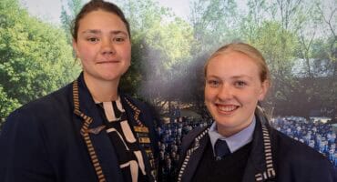 Bianca Breytenbach en Kyla Eksteen van Ligbron tydens die nasionale prysuitdeling.