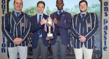 Nickey Jansen van Rensburg, Jano Swart, Holsen Mojalefa en Zack Bosman met die Noordvaal Skildtrofee ná Ligbron se o. 15A-kampioenskapsoorwinning.