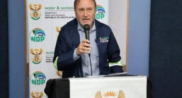 Deputy Minister Dr Jack Bloom speaks at a stakeholder meeting in Ermelo about the water crisis.
