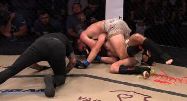 Billy van der Walt plaas Zandro Coetzee in ’n wurggreep tydens hul weltergewig-geveg.