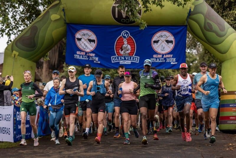 Deelnemers aan die 23 km-velddraf spring weg tydens verlede jaar se Glen Aggy-velddraf.