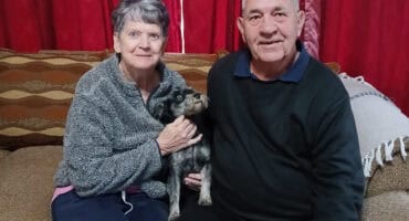 Santa en Johan van Schalkwyk saam met hul 14-jarige hond, Mienkie, ná haar veilige terugkeer.