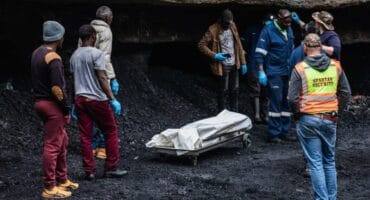 Emergency personnel recover a man’s body from an illegal mine shaft in Ermelo in 2022.