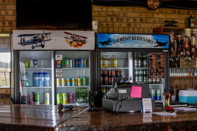 Die kroegarea by The Flying Pub waar Marius en Belinda ’n plek vir die gemeenskap skep
