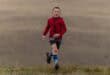 Ewan de Wet hardloop deur die veld tydens die Glen Aggy Trail Run in 2025.
