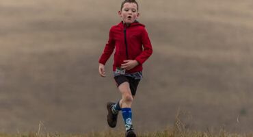 Ewan de Wet hardloop deur die veld tydens die Glen Aggy Trail Run in 2025.
