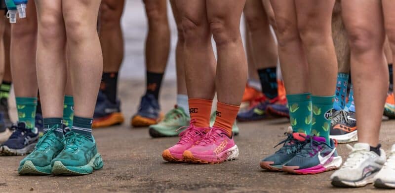 Deelnemers se kleurvolle drafskoene by die Glen Aggy Trail Run in 2025.