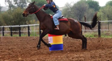 Hannah-Leigh Potgieter en haar perd, Relish, maak ’n draai tydens die nasionale Western Mounted Games-byeenkoms in Parys.