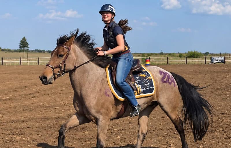 Cate Meyer van Ligbron Akademie vir Tegnologie ry tydens die South African Western Mounted Games Nationals in Parys.