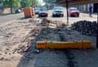 Plaveistene, grond en boumateriaal lê op ’n terrein in Heraldstraat, Ermelo, nadat munisipale werkers aan ’n kragkabel gewerk het.