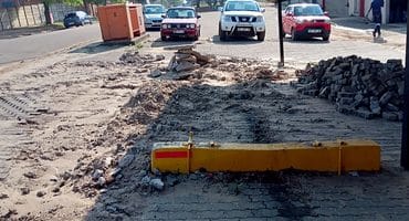 Plaveistene, grond en boumateriaal lê op ’n terrein in Heraldstraat, Ermelo, nadat munisipale werkers aan ’n kragkabel gewerk het.