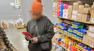 ’n Vrou staan by verskeie items wat ná ’n vermeende winkeldiefstalvoorval in Kerkstraat, Ermelo, gevind is.