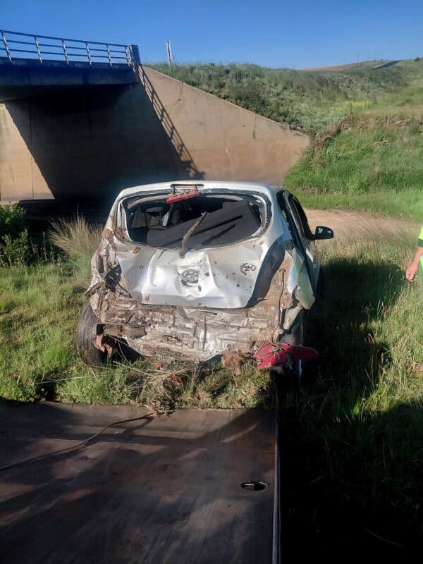 Skade aan die Hyundai i20 nadat dit van die brug op die Lothairpad afgeval het.