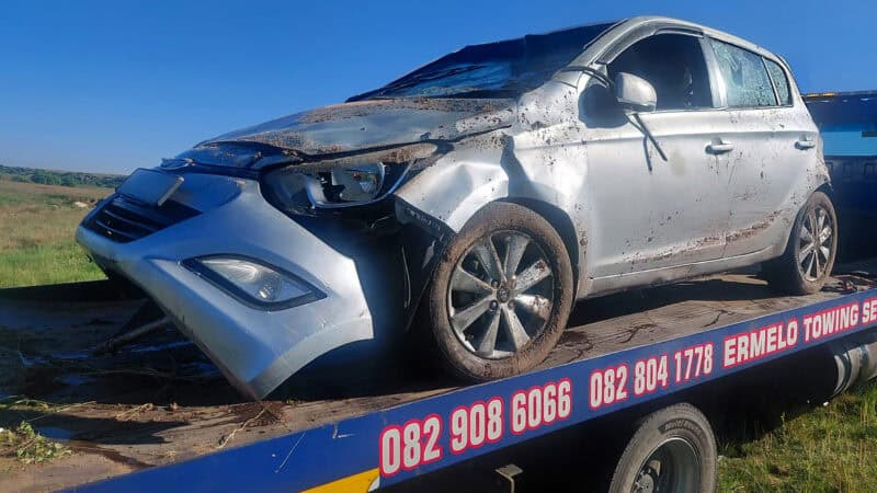 Ermelo Towing Services verwyder die beskadigde Hyundai i20 die dag ná die voorval op die Lothairpad.