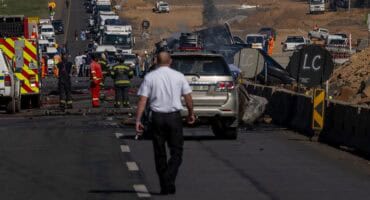 Jaco Johnstone, hoofbrandweerbeampte van Msukaligwa, stap na die ongelukstoneel op die N2 buite Ermelo waar nooddienste op die noodlottige botsing gereageer het.