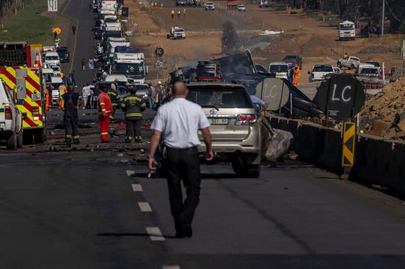 Jaco Johnstone, hoofbrandweerbeampte van Msukaligwa, stap na die ongelukstoneel op die N2 buite Ermelo waar nooddienste op die noodlottige botsing gereageer het.