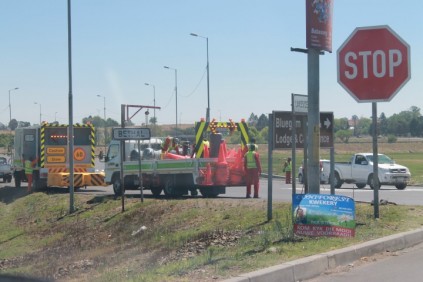 Werkers is hard besig om dorp se paaie te verf.