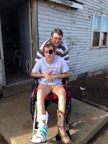 Johan Weldon, hier saam met sy stiefpa, is reeds uit die hospitaal ontslaan.