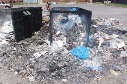 Die rommel wat aangesteek word veroorsaak dat besighede klandisie verloor weens rook wat in die winkels is.