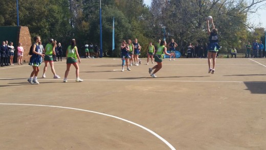 Die eerste netbalspanne het gelyop 28-28 geëindig.