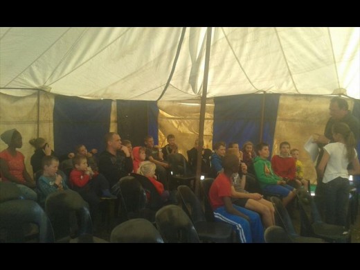 Kinders tydens Jeugdag saam met past. Kobus Pelser van die Huis van Gebed Kerk.