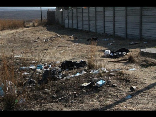 Rommel word ook agter langs inwoners se wonings gegooi.