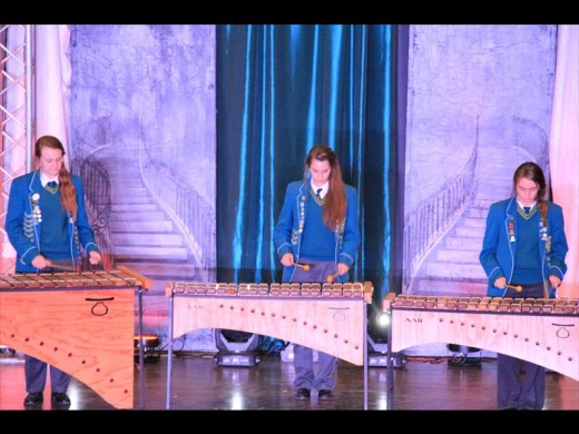 Hoërskool Secunda se Matriek Marimbagroep het die gehoor vermaak deur “Stand by me” en “Jingel Bells” op die Marimbas te speel. 