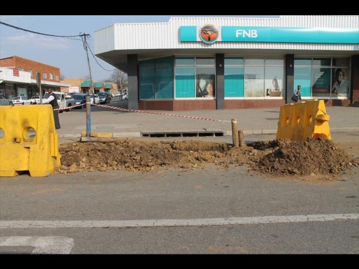 Dit is hoe die meeste van Bethal se strate lyk nadat werkers aan pype gewerk het.