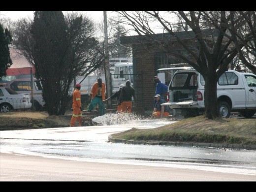 Munisipale werkers het op Donderdag, 27 Augustus die waterpyp in Stasieweg herstel.