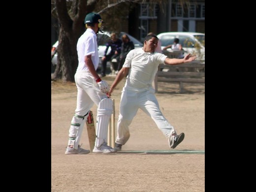 ’n Speler van Jim van Tonderskool se eerste krieketspan in aksie tydens die wedstryd teen WH De Klerk.