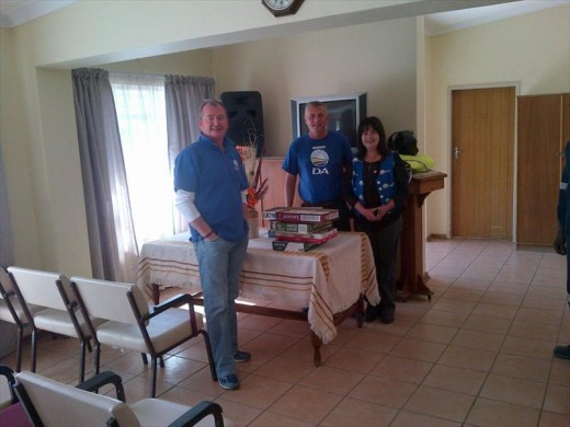 Die DA se lede ondersteun Vrouemaand. Hier is mnre. Tim Denny, Hennie Rademeyer en me. Michelle Viljoen.